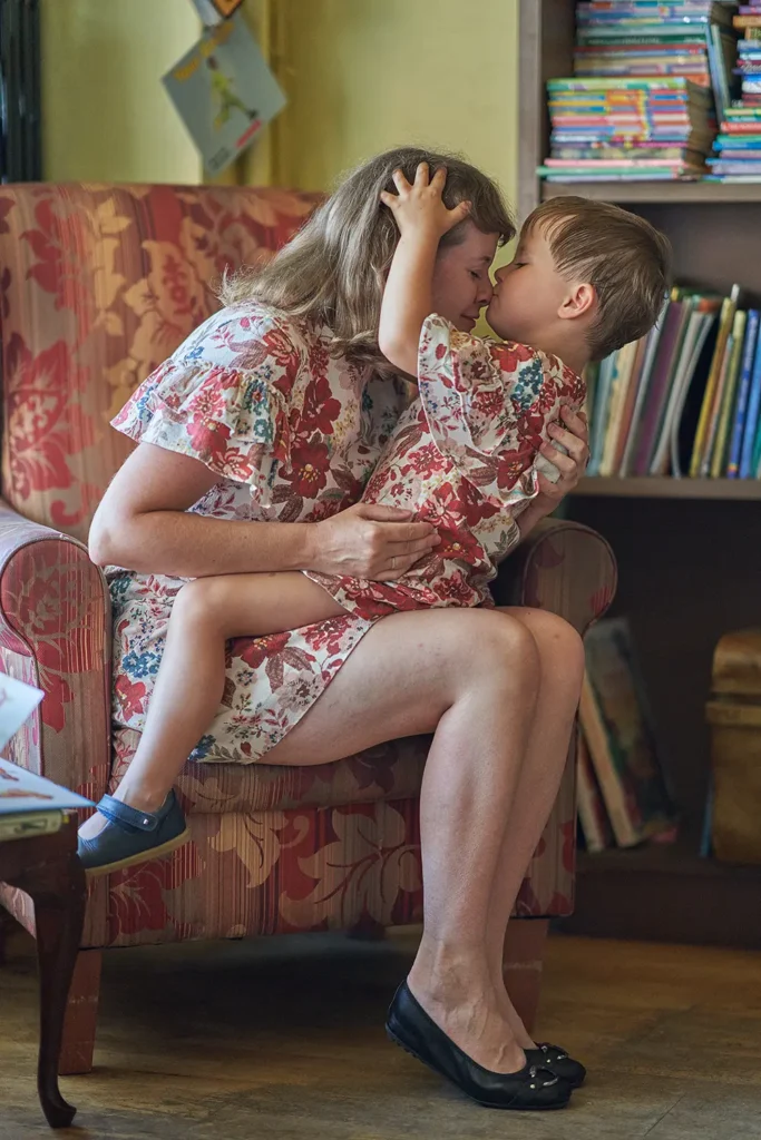 Mom and daughter hugging and kissing, family photo shoot in Cronulla cafe