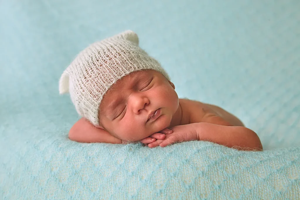 Newborn chin on hands photography in home session in pennant hills